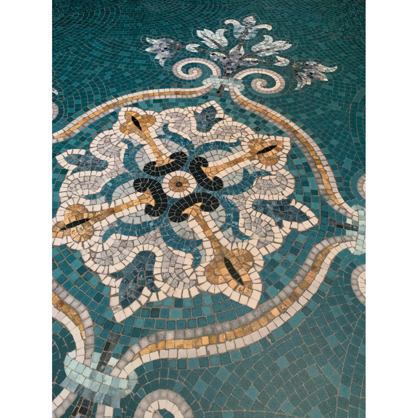 Alma Blue vinyl mosaic rug - Wide 150 x 198