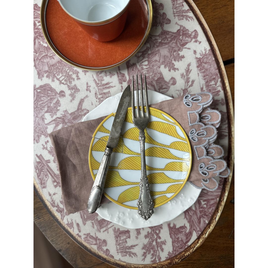 Toile de Jouy pattern round vinyl placemat - Red